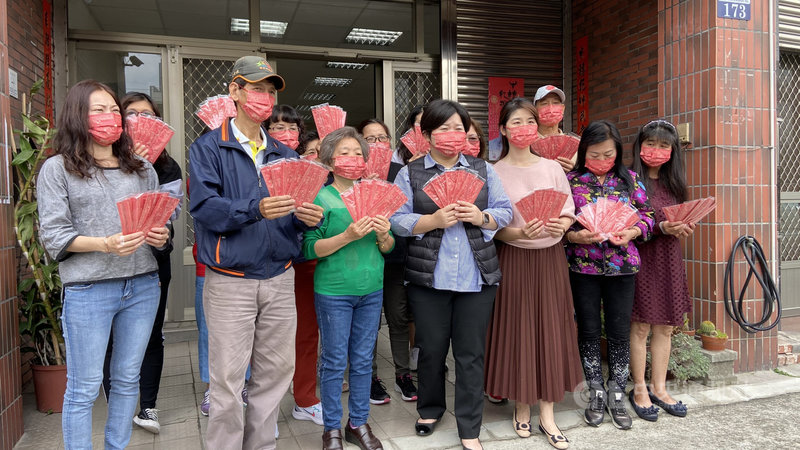 大甲媽祖遶境進香9日起駕,台中市龍井區有虔誠信徒製作口罩,準備要來發送給沿途信眾。(民眾提供)中央社記者趙麗妍傳真 110年4月8日