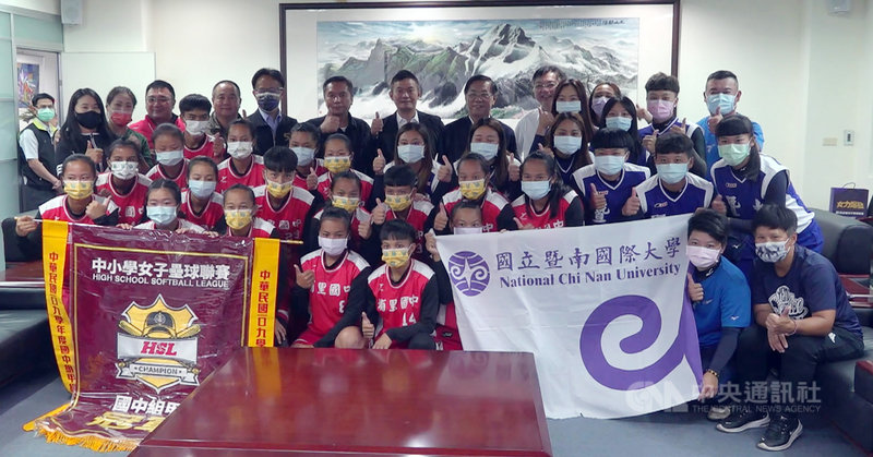 南投埔里國中女壘隊及暨南大學女壘隊日前分別獲中小學女子壘球聯賽、大專女壘甲級聯賽冠軍,8日到縣府接受縣長林明溱頒獎表揚,開心留影。(南投縣政府提供)中央社記者蕭博陽南投縣傳真 110年4月8日