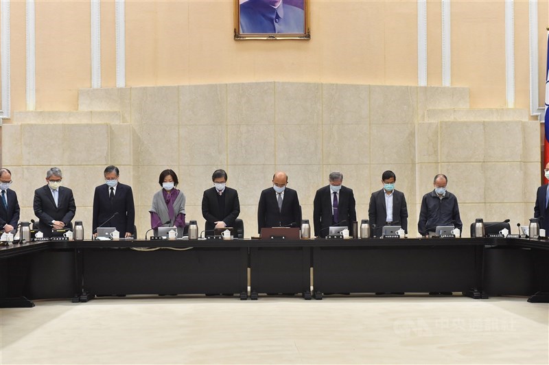行政院8日院會,行政院長蘇貞昌及全體閣員為「台鐵408次太魯閣號事故」默哀。(行政院提供)中央社記者葉素萍傳真 110年4月8日