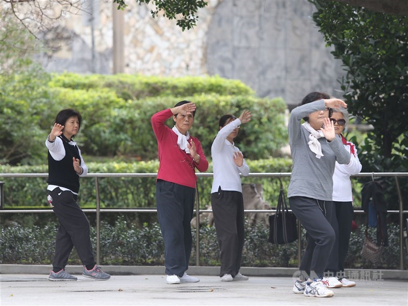行政院會8日通過著作權法部分條文修正草案,其中民眾在公園帶自己收音機或手機播放音樂跳舞,將來不用付費就可使用。(中央社檔案照片)