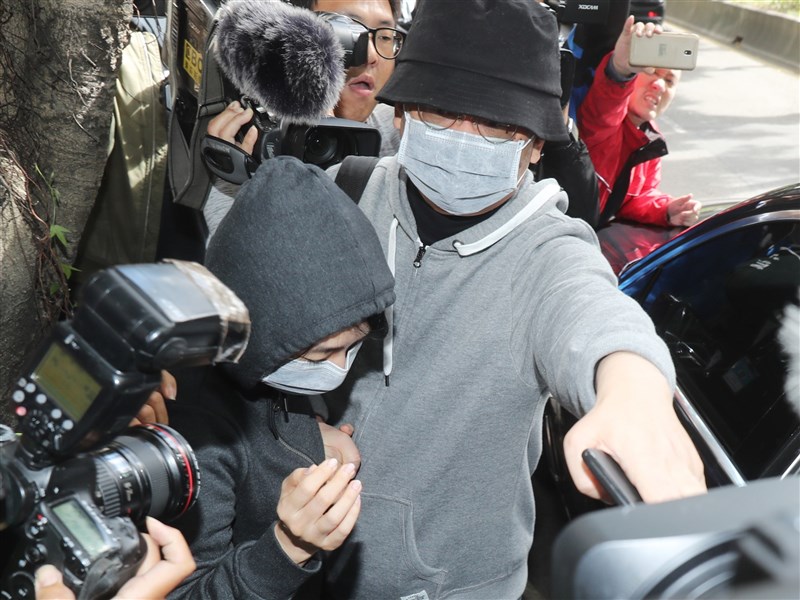 被控涉及國安法的向心(前右)、龔青(前左)夫婦涉嫌將詐騙所得匯進台灣的銀行,購買豪宅,北檢8日依洗錢罪起訴向心夫婦。(中央社檔案照片)