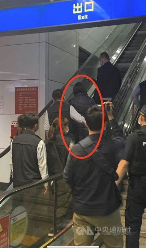 廖姓女子8日在網路貼出自拍影片,內容為她在火車上嗆要對總統蔡英文不利。鐵警局獲報追查,下午5時許在宜蘭火車站普悠瑪列車找到廖女,隨乘至南港車站後帶回偵辦。(翻攝照片)中央社記者黃麗芸傳真 110年4月8日
