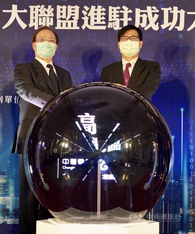 高雄市長陳其邁(右)、中華電信董事長謝繼茂(左)等,8日出席中華電信5G AIoT大聯盟進駐成功大樓啟用記者會。中央社記者董俊志攝 110年4月8日