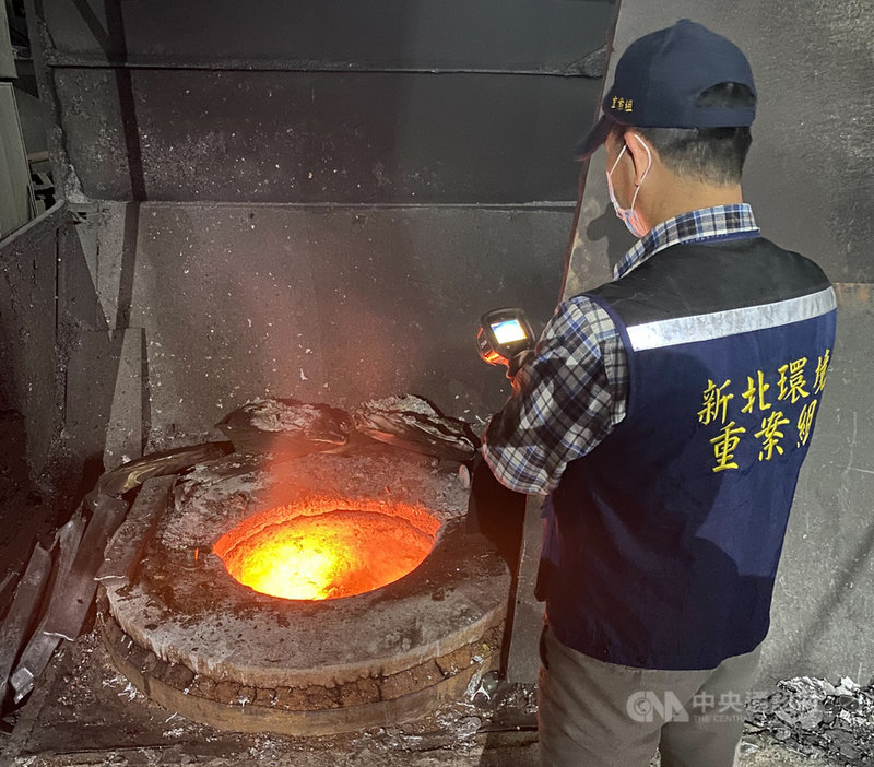 新北市府環保局8日表示,林口山區一家工廠冶煉廢鋁時未做好防制空氣污染,造成空氣惡臭。經埋伏進入廠區稽查後,依法處以罰鍰。(新北環保局提供)中央社記者黃旭昇新北傳真 110年4月8日