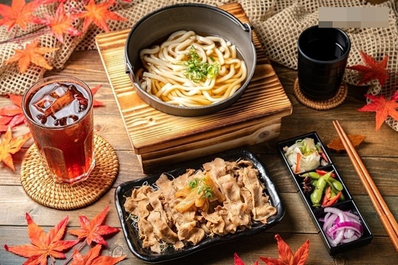 吳姓男子購買高雄某家烏龍麵店套餐,但他認為餐點照的「肉片」是「牛丼或豬丼」應該要附飯,與店員發生糾紛後提告店家詐欺。(圖取自團購網頁www.gomaji.com)