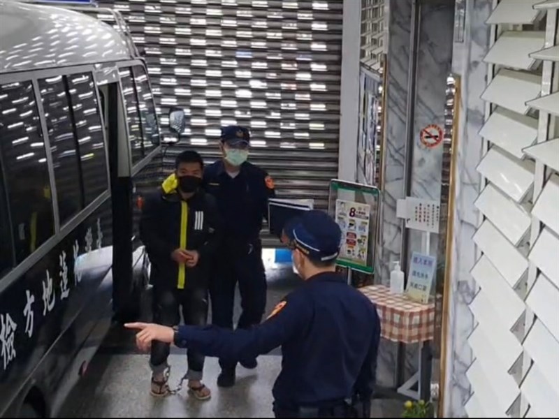 台鐵太魯閣號事故釀重大死傷,越南籍移工「阿好」(左)被列為共同被告,花蓮地檢署聲請羈押,下午獲花蓮地方法院裁准,「阿好」已被送往看守所。(讀者提供)中央社記者張祈傳真 110年4月8日