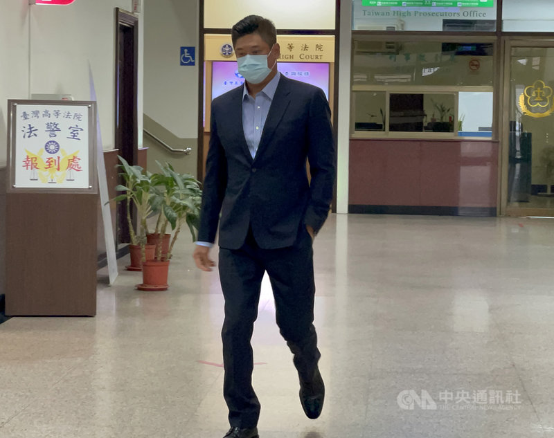 中華民國棒球協會理事長辜仲諒因案遭限制出境,他8日赴台灣高等法院出庭,受訪時表示,等中華隊取得奧運6搶1資格賽門票,再來談聲請解除限制出境。中央社記者劉世怡攝 110年4月8日
