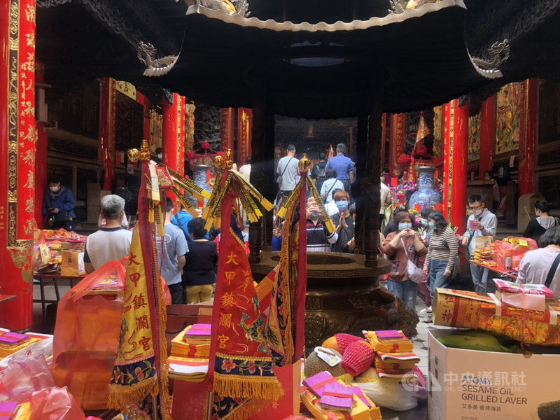 大甲鎮瀾宮媽祖9日晚間起駕遶境,上午就有許多信眾入廟參拜,準備為媽祖送駕。中央社記者趙麗妍攝 110年4月9日