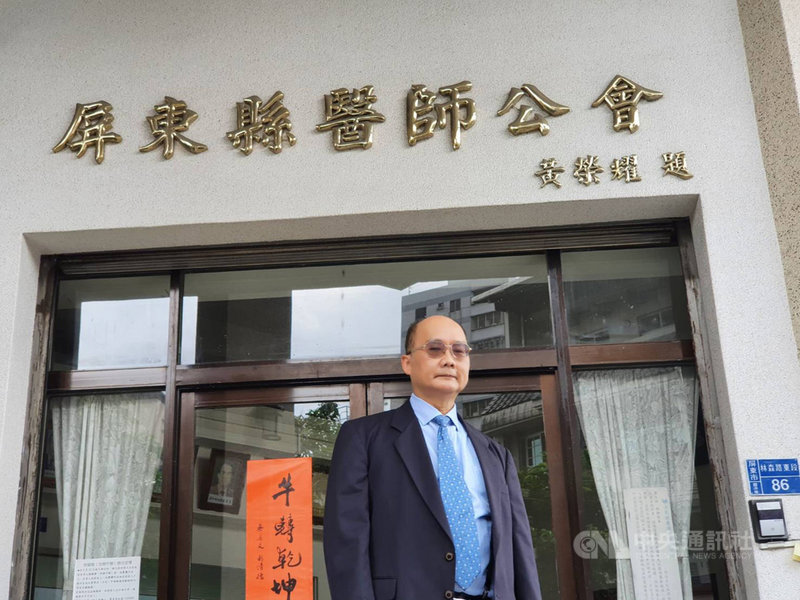 屏東縣醫師公會新理事長江俊逸擁有不斷考證照人生,他說,危機就是轉機,就像他考取每個證照都是在人生的轉折點,他認為診所醫師都應學習第二專長,而長照到宅整合醫療是最可以投入的一個區塊,希望有更多醫師投入,讓老人在宅安老。中央社記者郭芷瑄攝 110年4月9日