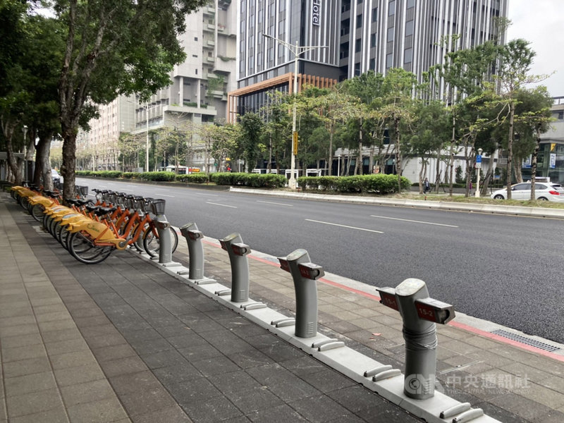 台北市工務局新建工程處9日表示,忠孝東路1至3段環境改善工程整合全長接近1.7公里道路沿線,包含捷運出入口、公車候車亭等空間,並拓寬人行道、建立無障礙空間及綠化。中央社記者陳昱婷攝 110年4月9日