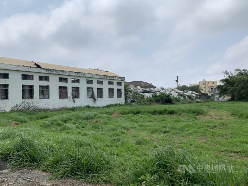 屏東檢警及環保局追查一起在屏東三地門鄉原住民保留地非法傾倒事業廢棄物案,發現廢棄物來自彰化縣一處位於農田裡的廢棄廠房。(里港警分局提供)中央社記者郭芷瑄傳真 110年4月9日