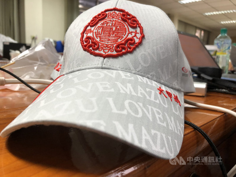 每年在台中鎮瀾宮大甲媽祖遶境活動中發放的「秩序帽」,是廟方送給維持遶境秩序的志工、工作人員配戴,廟方今年的秩序帽(圖)質感精緻,開放購買後一推出就秒殺,日前有民眾發現網路上竟還出現盜版品。中央社記者趙麗妍攝 110年4月9日