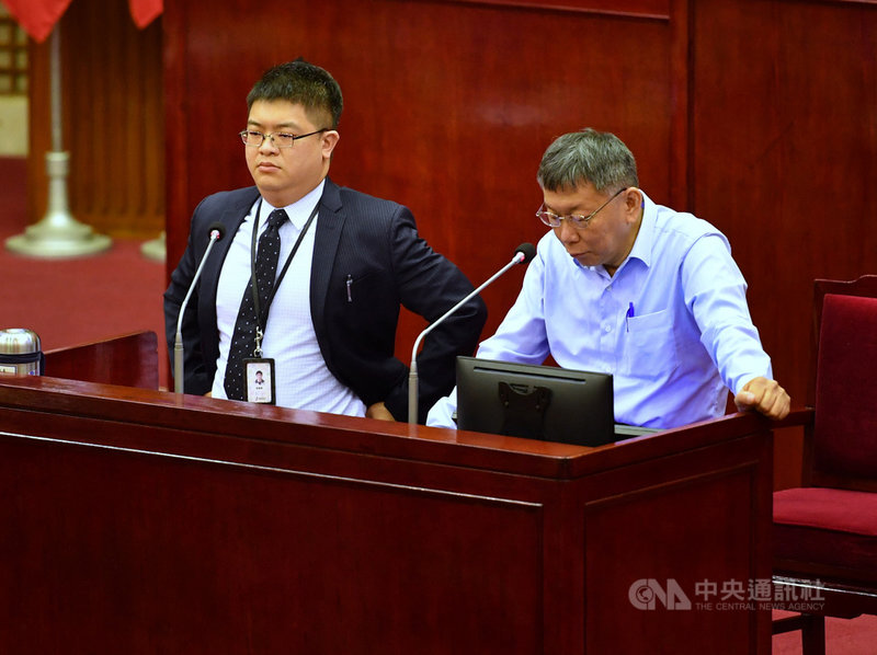 台北市長柯文哲(右)9日與悠遊卡公司總經理邱昱凱(左)列席台北市議會同台備詢,有議員持續關切邱昱凱薪資相關議題。中央社記者王飛華攝 110年4月9日