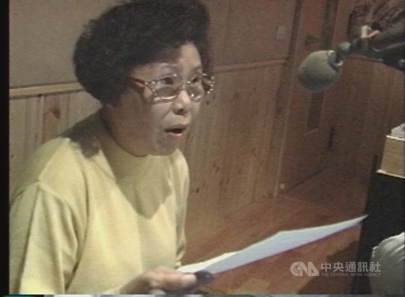 已逝藝人文英阿姨為電影「魔法阿媽」配音時,因不習慣只看鉛筆稿,配到一半常會用閩南語說好痛苦,然後再盡力完成配音工作。(稻田電影提供)中央社記者王心妤傳真 110年4月9日