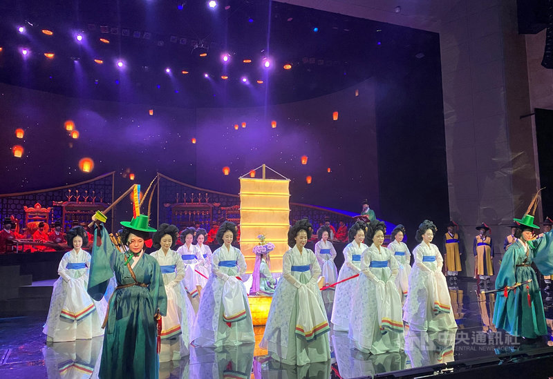 韓國國立國樂院今年適逢70週年,特別將百年前宮中「夜進宴」搬上舞台,除4月12日休館外,國立國樂院將於4月9日至14日間每天演出夜進宴。中央社記者廖禹揚首爾攝 110年4月9日