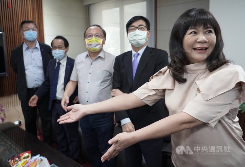 高雄市議會第3屆第5次定期大會開幕,市長陳其邁(右2)9日上午率市府官員拜會副議長陸淑美(右)。中央社記者董俊志攝 110年4月9日