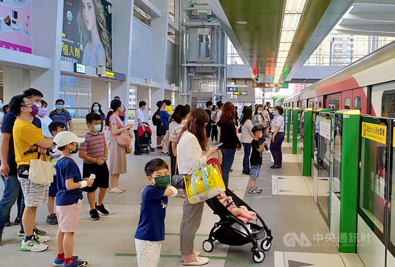 台中捷運綠線自3月25日起展開試營運,至4月8日已達15天,中捷表示,陸續可觀察到嘗鮮旅客漸減,通勤、通學旅客則穩定增加中,目前累計半個月運量為108萬3864人次,列車平均準點率達99.9%。(中捷提供)中央社記者郝雪卿傳真 110年4月9日