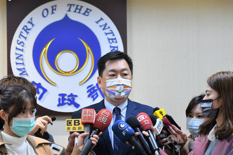 內政部次長陳宗彥(中)9日表示,內政部未要求哪個政黨改徽章,也沒有具體提出建議;政黨要不要改徽章,依各政黨內部規範決定。(內政部提供)中央社記者謝佳珍傳真 110年4月9日