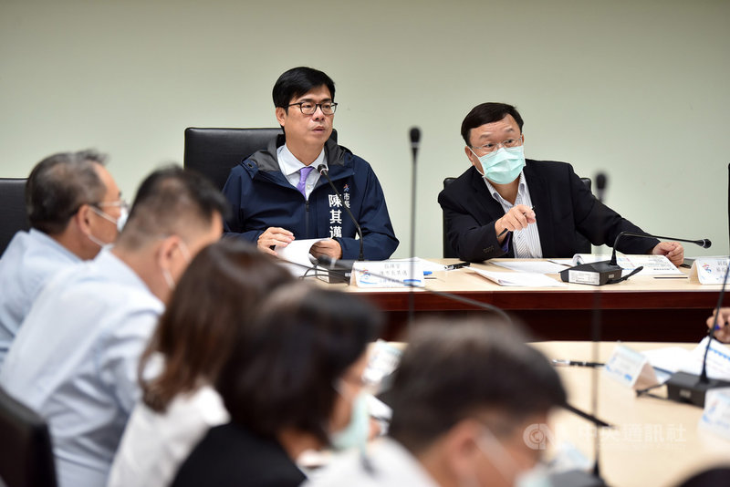 高雄市政府9日召開旱災應變中心第2次會議,市長陳其邁(後右2)會中指示相關單位依權責分工,輔導民生用水大戶加強節水措施,同時透過海報及網路等管道宣導民眾節約用水,共同度過這次缺水難關。(高雄市新聞局提供)中央社記者侯文婷傳真 110年4月9日