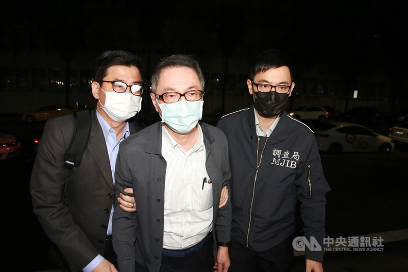 臺安醫院院長黃暉庭(中)等人被控向勞保局等詐領補助款122萬元,涉嫌偽造文書、詐欺等罪,台北地檢署8 日約談黃暉庭等人說明。檢察官漏夜偵訊後,9日諭令黃暉庭80萬元交保。中央社記者蕭博文攝 110年4月9日