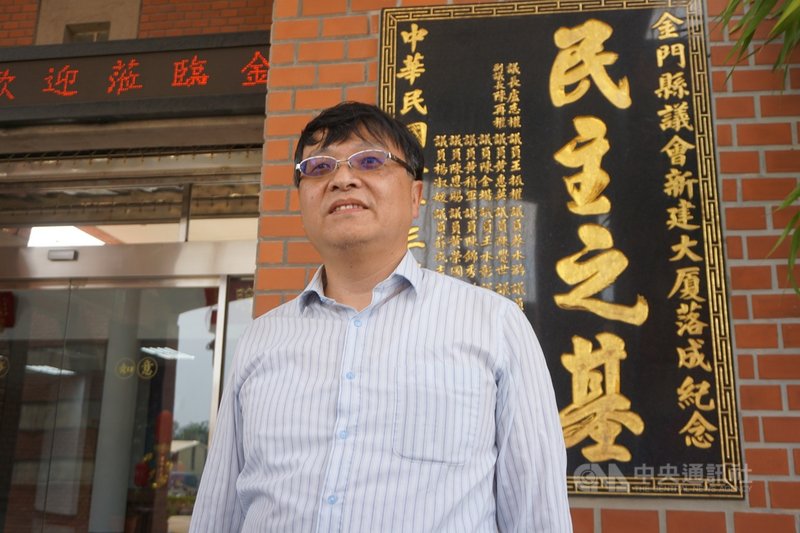 金門縣議會總務主任王垣坤(圖)9日受訪表示,金門縣5鄉鎮長3月31日到金門縣議會拜會議長洪允典,希望各鄉鎮停車場、社福大樓、后麟步槍模擬射擊館及殯葬設施等各項預算能夠盡快解凍,獲得洪允典善意回應,當場表示只要縣府報告書送議會,就會儘速解凍。中央社記者黃慧敏攝 110年4月9日