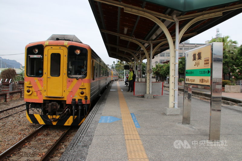 旅遊台鐵集集支線新玩法,日月潭觀光圈聯盟9日推出以「鐵道、鐵馬、鐵腿」方式,一路從彰化平原的黑泥田玩到南投信義鄉丹大地區山林。圖為台鐵集集支線集集站。中央社記者蕭博陽南投縣攝 110年4月9日