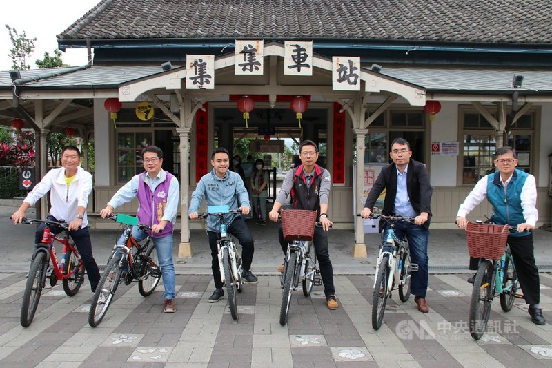 日月潭觀光圈聯盟為吸引遊客,串聯彰化縣二水鄉、田中鎮、南投縣集集鎮、水里鄉、信義鄉推出「集集鐵道玩三鐵」遊程,執行單位彰化縣城鄉創意發展協會9日在集集火車站對外宣傳,集集鎮長陳紀衡(左3)、彰化縣城鄉創意發展協會理事長鄭宗政(左1)等出席。中央社記者蕭博陽南投縣攝 110年4月9日
