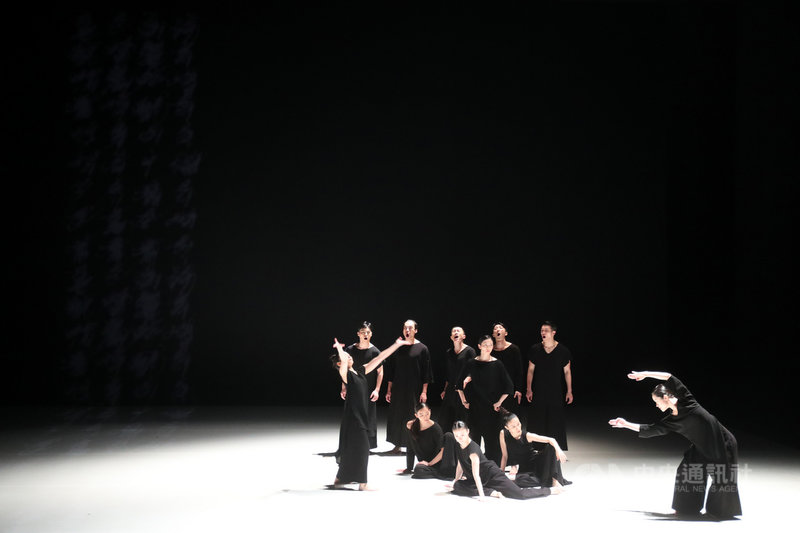 雲門舞集藝術總監鄭宗龍舞作「十三聲」11日起將在淡水雲門劇場經典再現,隨後啟動桃園、彰化員林、嘉義、台南、花蓮及屏東等地巡演,9日舉行巡演前記者會,展示十三聲美學。中央社記者吳家昇攝 110年4月9日