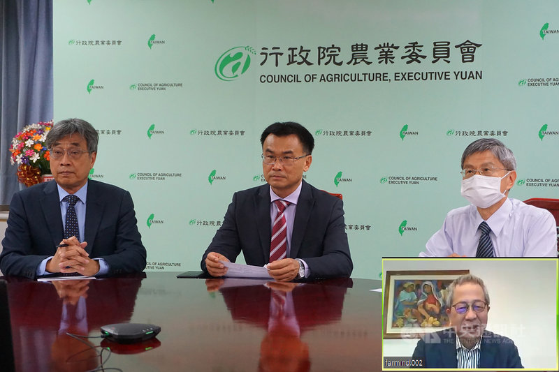 農委會主委陳吉仲(中)9日與日本Farmind株式會社社長崛內達生(右下)舉行視訊會議,崛內達生會中允諾今年將採購3000公噸台灣鳳梨,以鮮果或截切方式在日本各大通路販售。(農委會國際處提供)中央社記者楊淑閔傳真 110年4月9日
