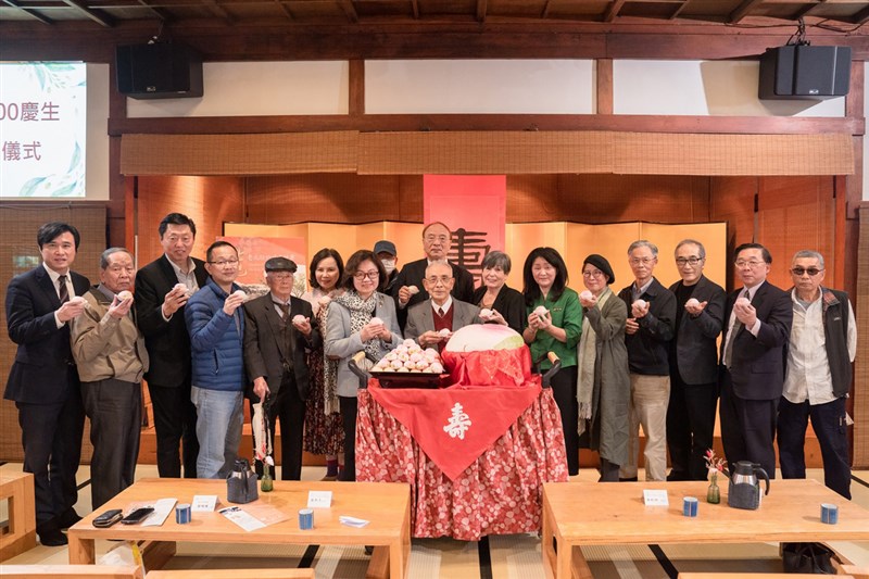 台灣僅存最大的日式純木造2層建築「北投文物館」今年滿百歲,9日舉行「世記:老北投的時光故事」特展開幕記者會,也為這棟百年老建築慶生。(北投文物館提供)中央社記者陳昱婷傳真 110年4月9日