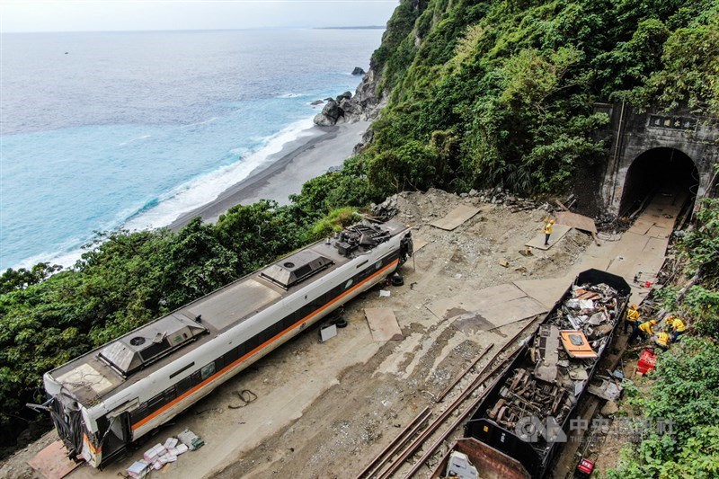 台鐵408次太魯閣號事故現場搶通,在清水隧道內車廂都拖出後,台鐵工程人員7日繼續將散落的列車車體殘骸集中清運。中央社記者王騰毅攝 110年4月7日