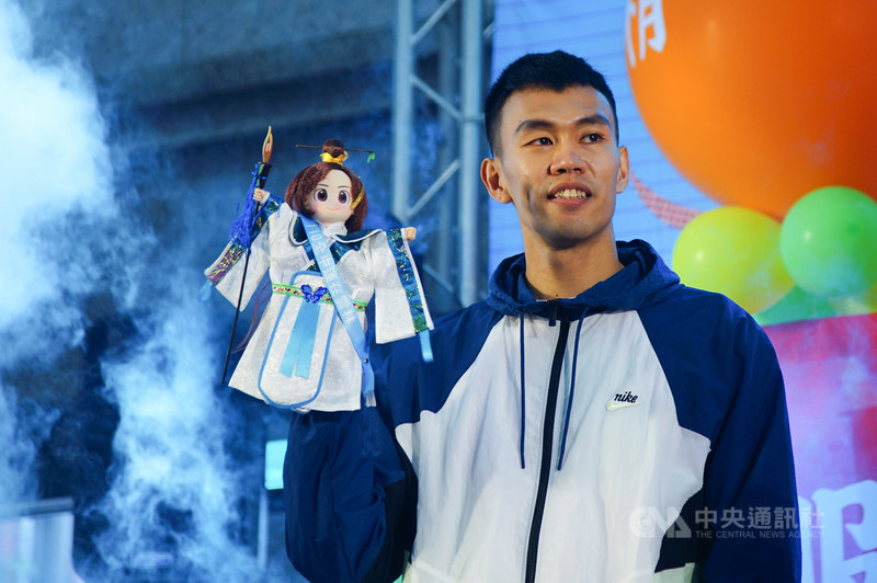 110年全國中等學校運動會將於17日在雲林縣點燃戰火,應邀擔任全中運代言人的「台灣欄神」陳奎儒(圖)9日出席宣傳記者會,持本屆特色的全中運獎偶亮相。中央社記者王騰毅攝 110年4月9日