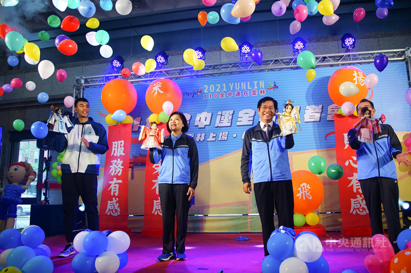 110年全國中等學校運動會將於4月17日在雲林縣點燃戰火,9日先在台北舉行宣傳記者會,教育部長潘文忠(右2)與主辦城市雲林縣長張麗善(左2)等嘉賓出席造勢。中央社記者王騰毅攝 110年4月9日