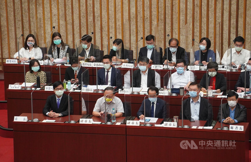 高雄市議會第3屆第5次定期大會9日開幕,市長陳其邁(前排左)率3名副市長史哲(前排左2起)、林欽榮、羅達生及市府官員列席。中央社記者董俊志攝 110年4月9日