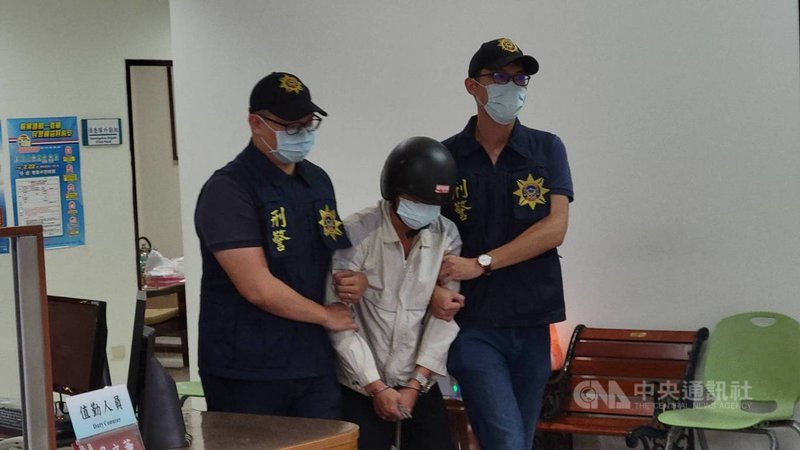 56歲的黃姓凶嫌製造假車禍擄走30歲曾姓女子後,將她載到屏東市空屋,曾女被發現時已死亡。黃嫌9日清晨自行到派出所投案,全案依妨害自由、殺人罪移送法辦。(屏東警分局提供)中央社記者郭芷瑄傳真 110年4月9日