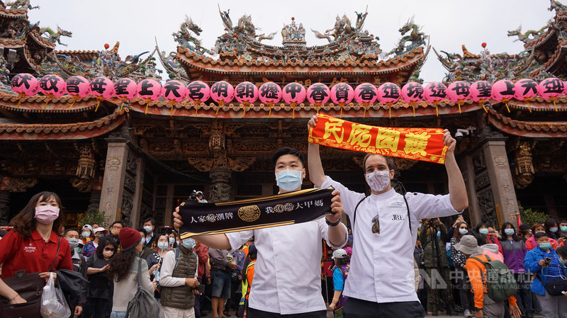 台中大甲鎮瀾宮媽祖9天8夜遶境進香活動9日深夜將起駕,奧地利籍主廚卡門斯(Klemens Schraml)(前右)及出生在紐約的華裔主廚沈威廉(William Shen)(左)現身廟埕參與,期待感受台灣傳統文化。中央社記者趙麗妍攝 110年4月9日