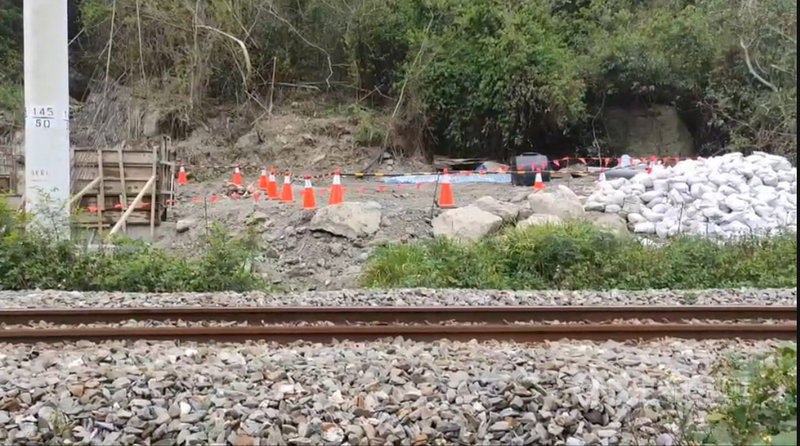 台鐵局台東線鹿野至山里行車安全改善工程,類似花蓮清水隧道工地未設置防護欄,目前邊坡工程停工,將設置隔離鐵軌措施。中央社記者盧太城台東攝 110年4月9日