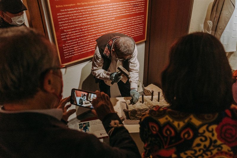 北投文物館9日舉行「世記:老北投的時光故事」特展開幕記者會,展覽分為社群、風土、物產和人物等4個展區。(圖取自facebook.com/beitoumuseum)