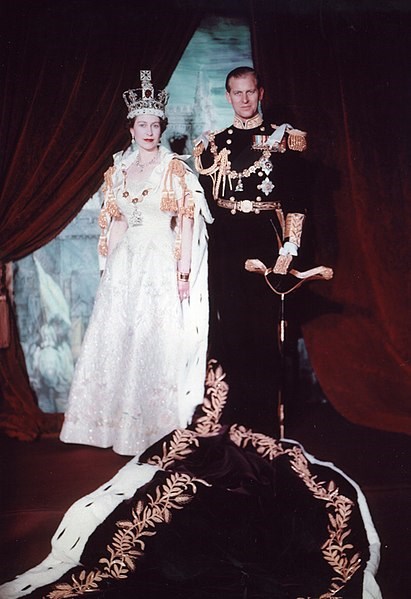 菲立普親王（右）在1947年和當時的伊麗莎白公主（左）結婚。 圖爲1953年2人合照。 （圖取自維基共享資源；版權屬公有領域）