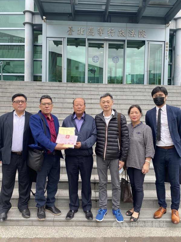 金門縣議會副議長周子傑(左2)和國民黨議員洪成發(左3)等人,8日聯名向監察院和台北高等行政法院敘明這次議會審查有重大瑕疵,聲請暫停執行。(周子傑提供)中央社記者黃慧敏傳真 110年4月9日