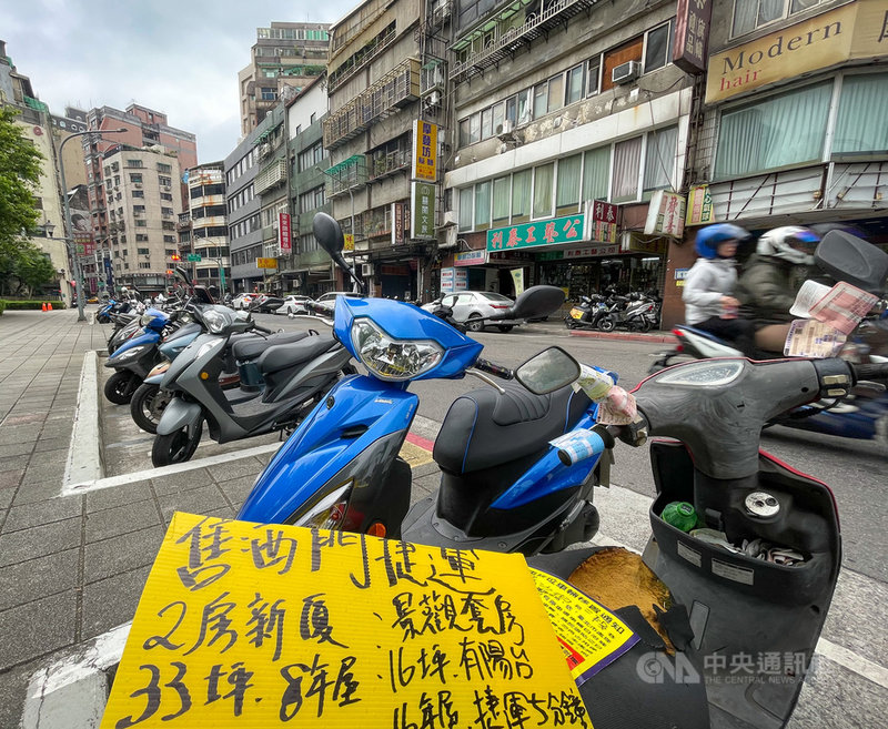 立法院會9日三讀通過房地合一稅2.0修法,7月1日實施。專家分析,短期對房價走勢影響有限,但房地合一稅2.0新制實施,將有助房市回歸自用型市場。圖為台北街頭放置的房產廣告。中央社記者裴禛攝 110年4月9日
