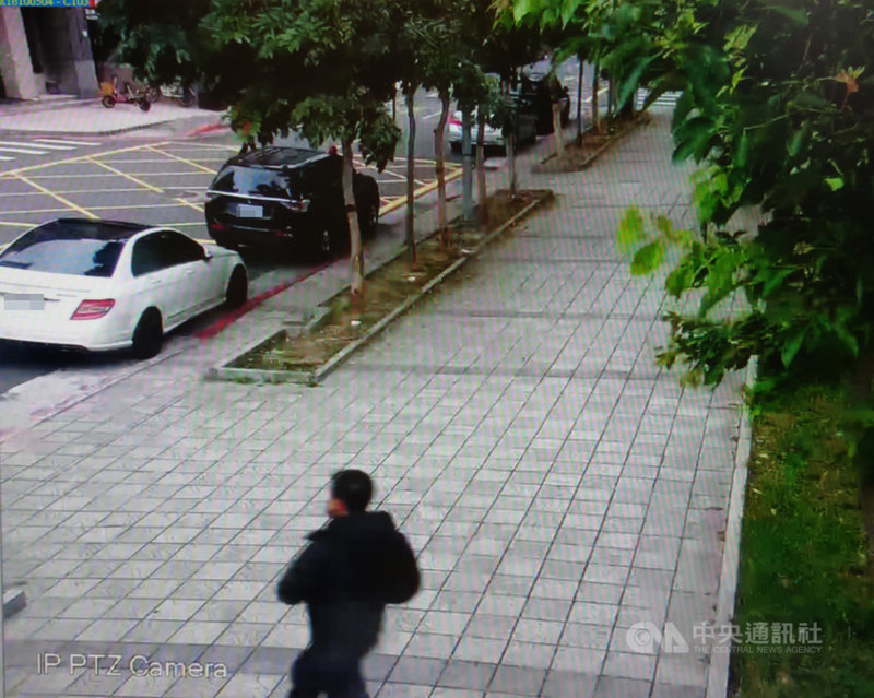 一名王姓女子9日赴士林地檢署出庭,於偵查大樓外遭男子噴灑不明液體並持鐵棍攻擊,身穿黑色上衣的男子(圖)犯後逃離現場,隨後到派出所投案。(士檢提供)中央社記者蕭博文傳真 110年4月9日