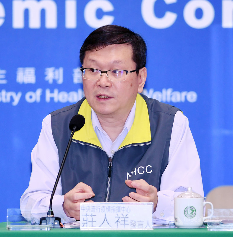 中央流行疫情指揮中心發言人莊人祥10日在記者會中宣布新增2例武漢肺炎境外移入病例,並公布最新疫苗接種數據,9日共有2577人接種牛津AZ疫苗,創開打以來單日新高,累計2萬4450人接種疫苗。中央社記者施宗暉攝 110年4月10日