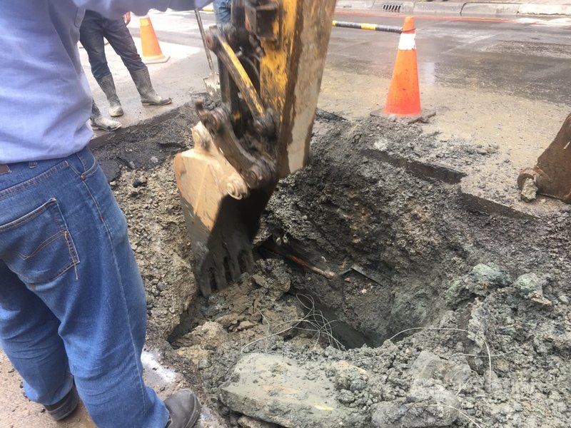 台灣自來水公司外包廠商10日在新北市泰山區明志路一段施工時,疑施工不慎挖破瓦斯管線,造成大量瓦斯外洩。(翻攝照片)中央社記者葉臻傳真 110年4月10日