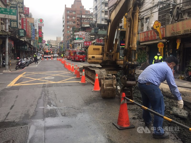 台灣自來水公司外包廠商10日上午在新北市泰山區施工時,疑似不慎挖破管線造成瓦斯外洩,警方抵達後立即封鎖現場,並通知瓦斯公司關閉當地路段管線進行更換作業。(翻攝照片)中央社記者葉臻傳真 110年4月10日
