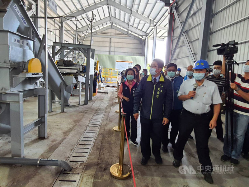 台南市安南區、新化區新設兩座高速廚餘發酵廠10日啟用,環保署長張子敬(2排中)及台南市長黃偉哲(前左)前往廠區視察。(台南市政府環保局提供)中央社記者張榮祥台南傳真 110年4月10日
