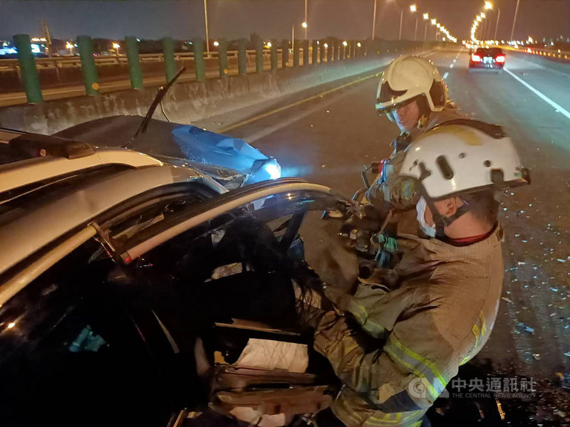 台南市消防局10日晚間獲報,在台86線東西向快速道路發生一輛自小客車疑自撞交流道口分隔島意外,消防局到場先將自行脫困的1名男子及1名男童、1名女童送醫,另名受困女子隨後被救出,但已無生命跡象,送醫搶救。(台南市消防局提供)中央社記者張榮祥台南傳真 110年4月10日
