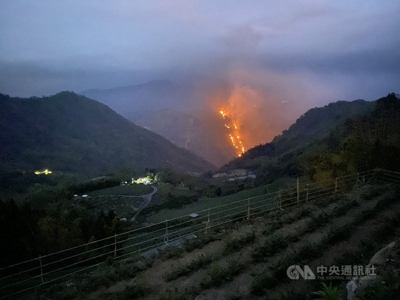 嘉義縣消防局表示,10日晚間獲報在隙頂往象山方向發生山林火警,目前奮起湖分隊在現場待命,林管處也出動空拍機確認起火地點。由於天色已暗,需至11日清晨才能挺進滅火。(嘉義縣消防局提供)中央社記者姜宜菁傳真 110年4月10日