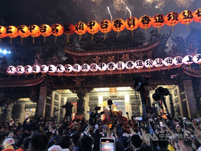 大甲鎮瀾宮媽祖9日晚間正式起駕,鎮瀾宮煙火四射,閃耀大甲城夜空。中央社記者趙麗妍攝 110年4月10日