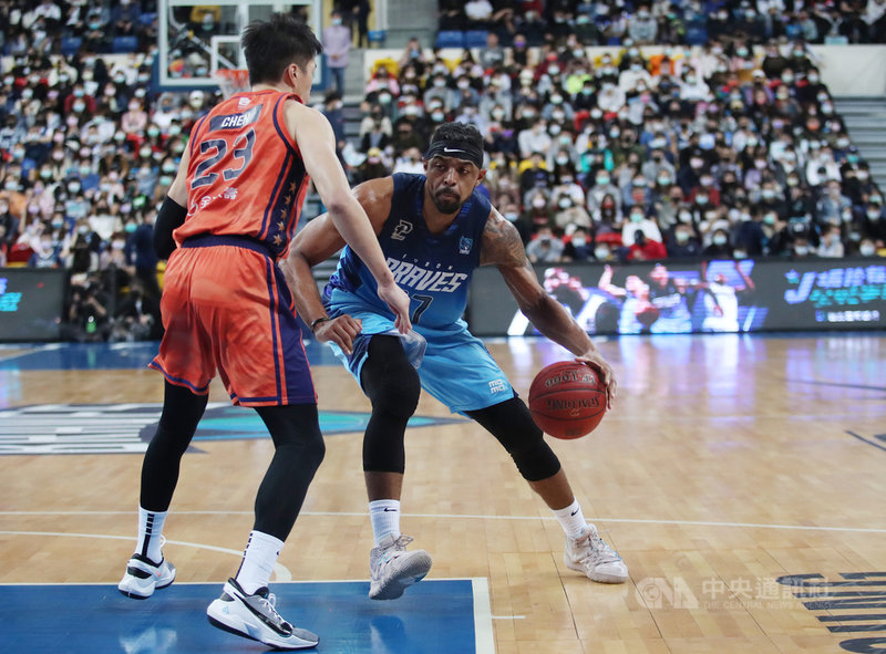台灣職業籃球聯盟P. LEAGUE+(簡稱PLG)台北富邦勇士隊10日在台北與桃園領航猿隊交手,富邦洋將辛特力(Michael Singletary)(右)拿下14分7籃板,助隊以117比101拿下主場勝利。中央社記者張新偉攝 110年4月10日